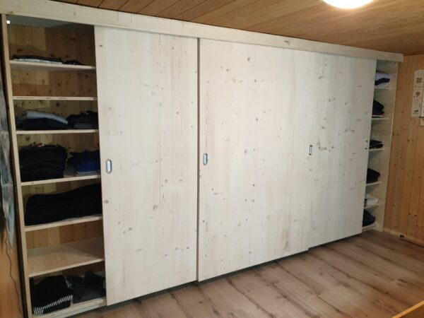 Kleiderschrank mit Schiebetüren